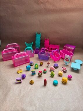 Assorted Shopkins Lot (21 figures, assorted baskets and displays)